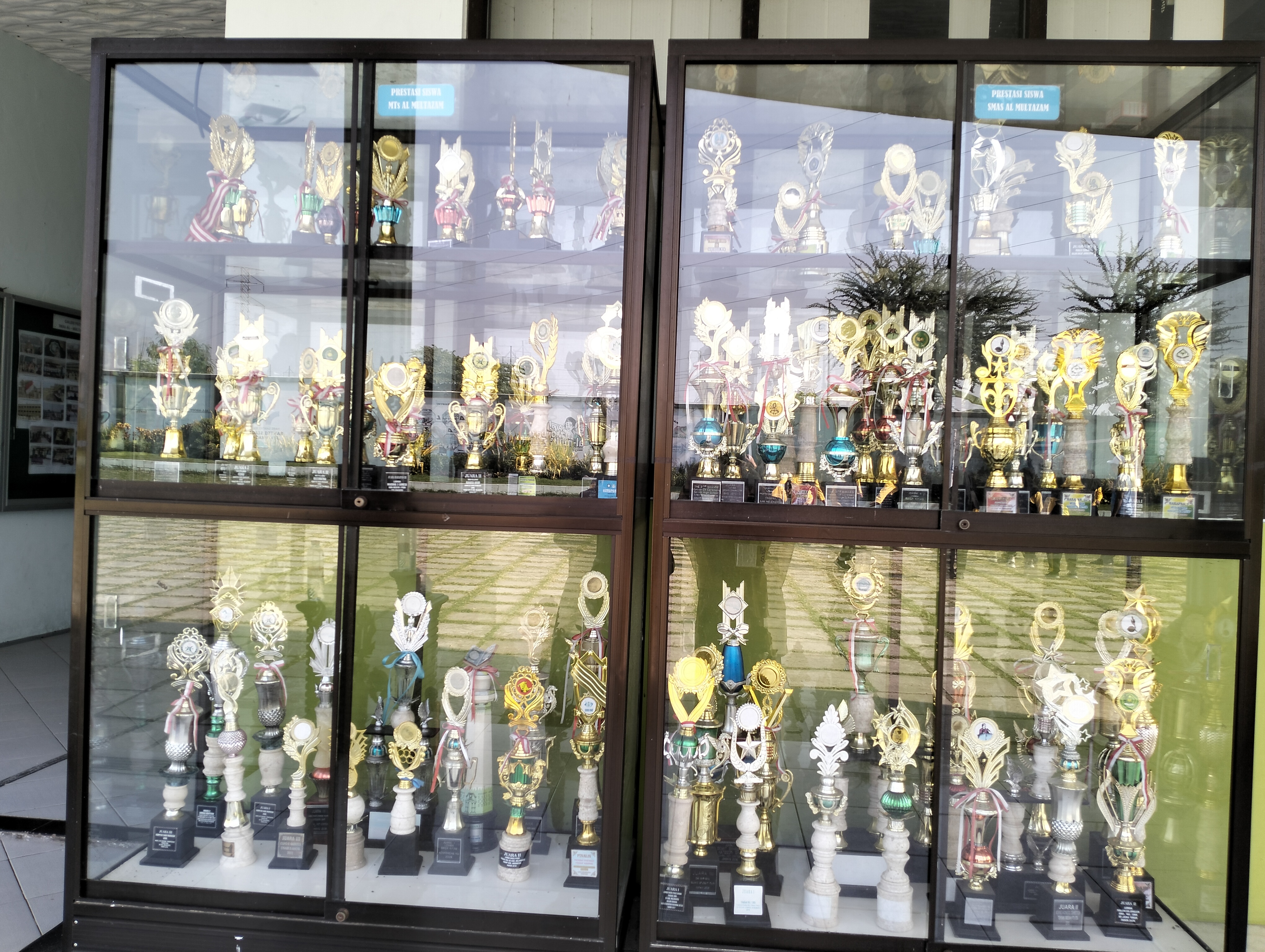 Lemari Piala